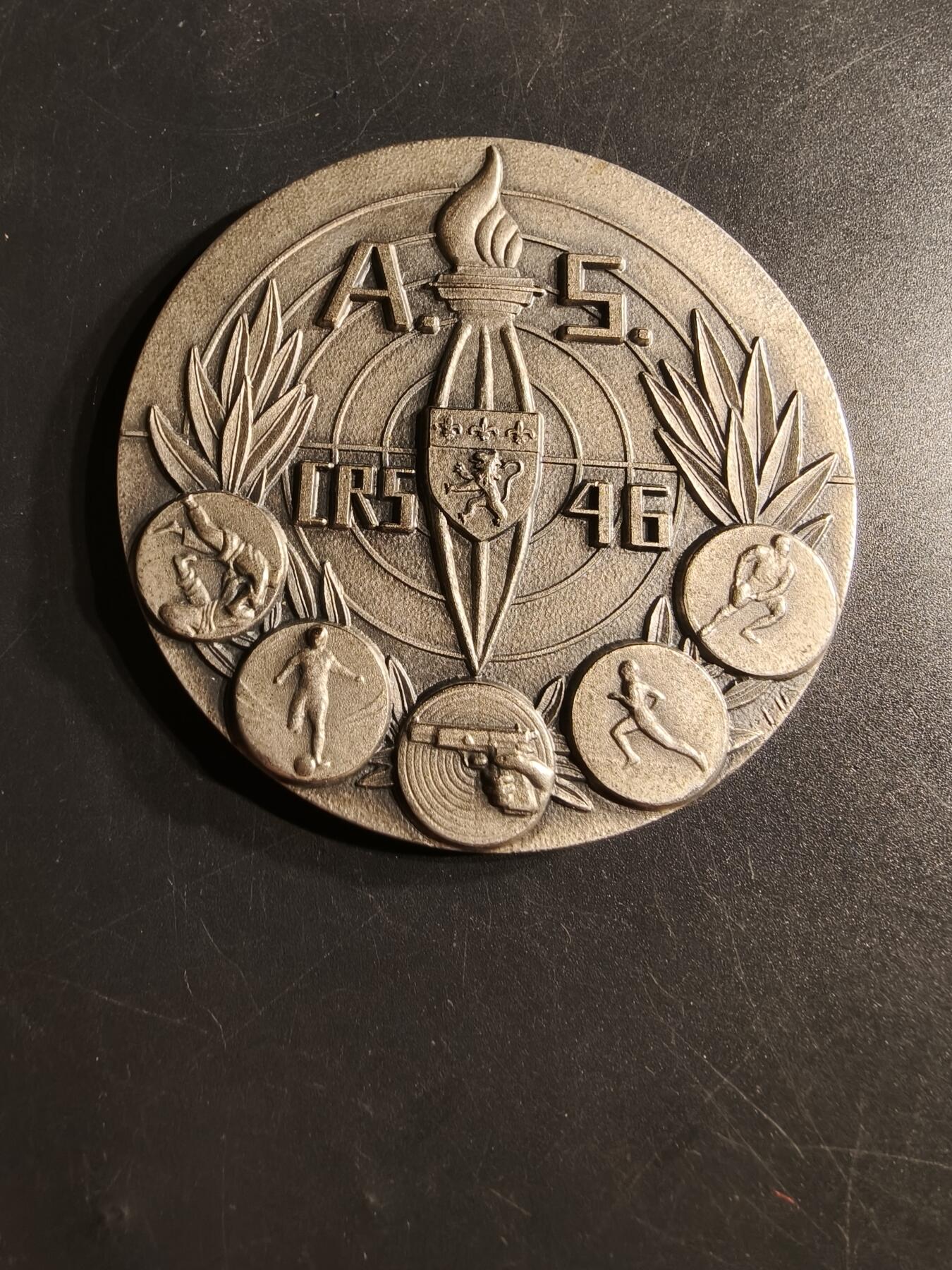 老王徽章第165期  法国巴黎体育协会镀银大铜章     直径72mm.   重量169g