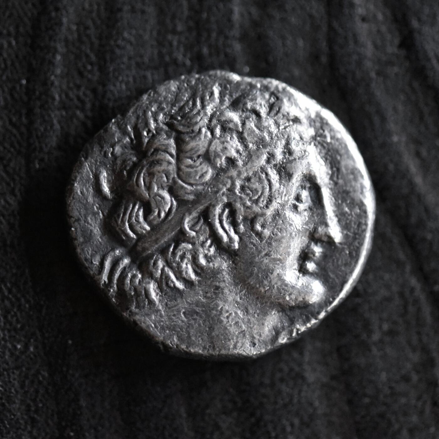 【良泉】第42期【自动场】12月4日晚19.30点开拍！99枚域外古代钱币专场  11.67克，公元前116-115年【古希腊】埃及托勒密王朝，托勒密九世和克里奥帕特拉三世，在位第二年 为展现正统性打制的祖先托勒密一世头像 四德拉克马银币，边缘有原坑锈蚀，适合包镶