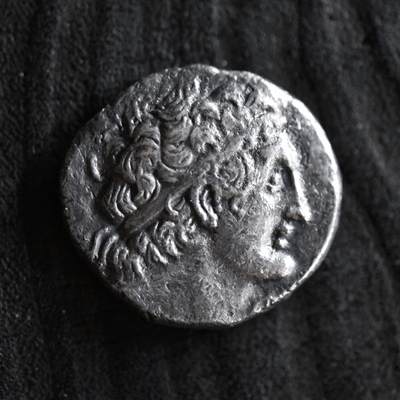 【良泉】第42期【自动场】12月4日晚19.30点开拍！99枚域外古代钱币专场  - 11.67克，公元前116-115年【古希腊】埃及托勒密王朝，托勒密九世和克里奥帕特拉三世，在位第二年 为展现正统性打制的祖先托勒密一世头像 四德拉克马银币，边缘有原坑锈蚀，适合包镶