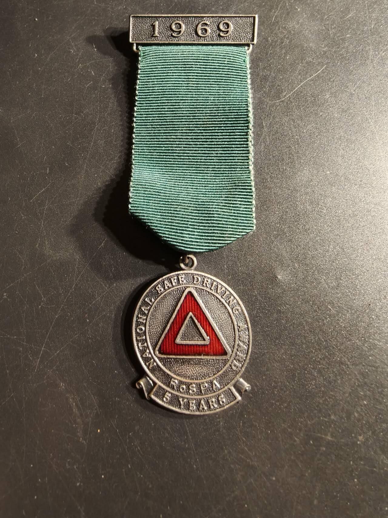 老王徽章第165期 英国道路安全委员会安全驾驶竞赛纪念章    带1969勋条