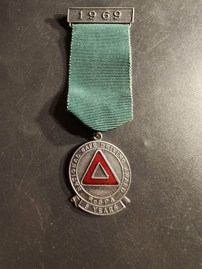 老王徽章第165期 - 英国道路安全委员会安全驾驶竞赛纪念章    带1969勋条