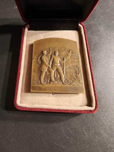 老王徽章第165期 - 法国陆军军官学院步兵教育学校初级军官协会方形大铜章    带盒子      尺寸44×56mm.    重量65.3g