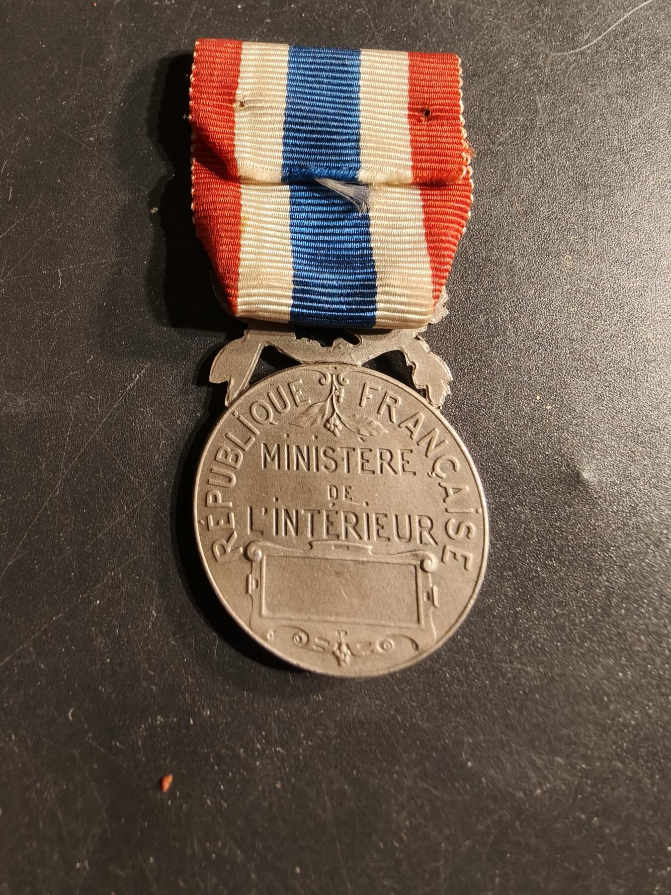 老王徽章第165期  法国银级内务部服役奖章    950银    13.8g