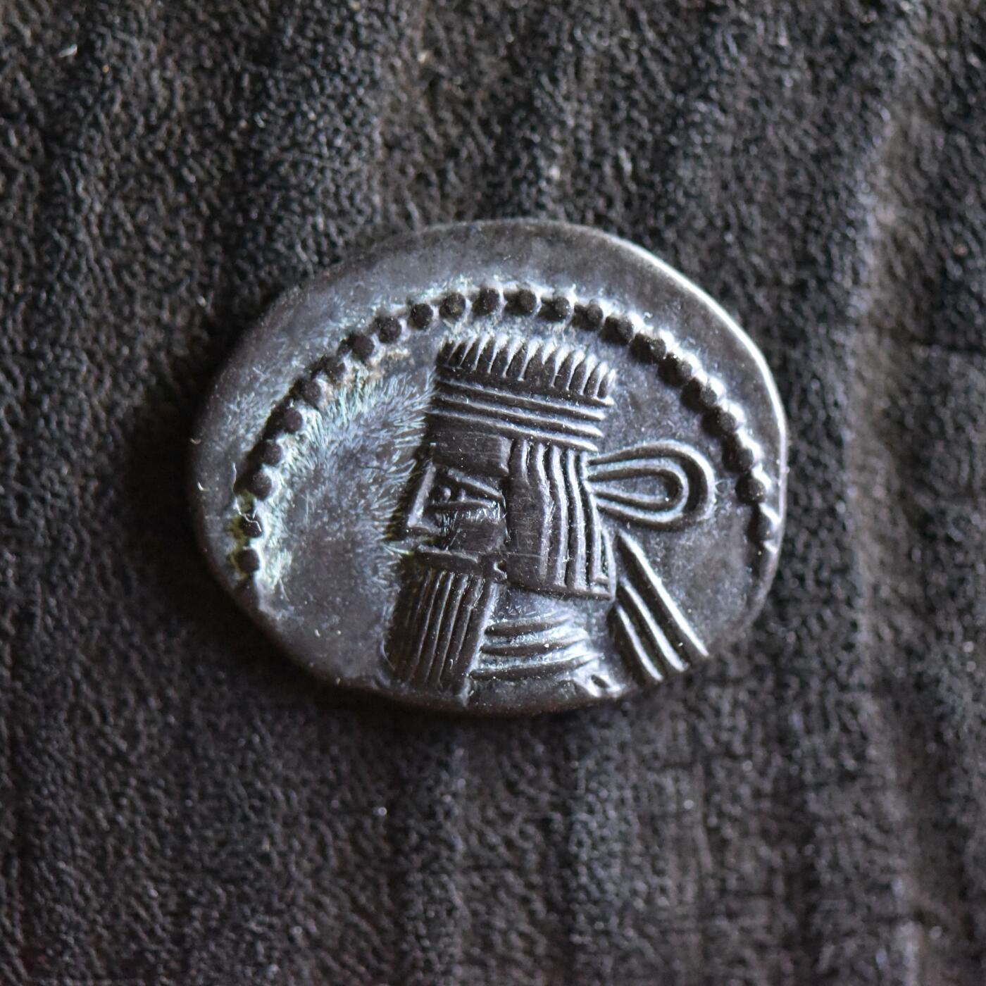 【良泉】第42期【自动场】12月4日晚19.30点开拍！99枚域外古代钱币专场  公元10-38年【古波斯】帕提亚（安息）阿塔巴努斯二世，一德拉克马银币，3.68克