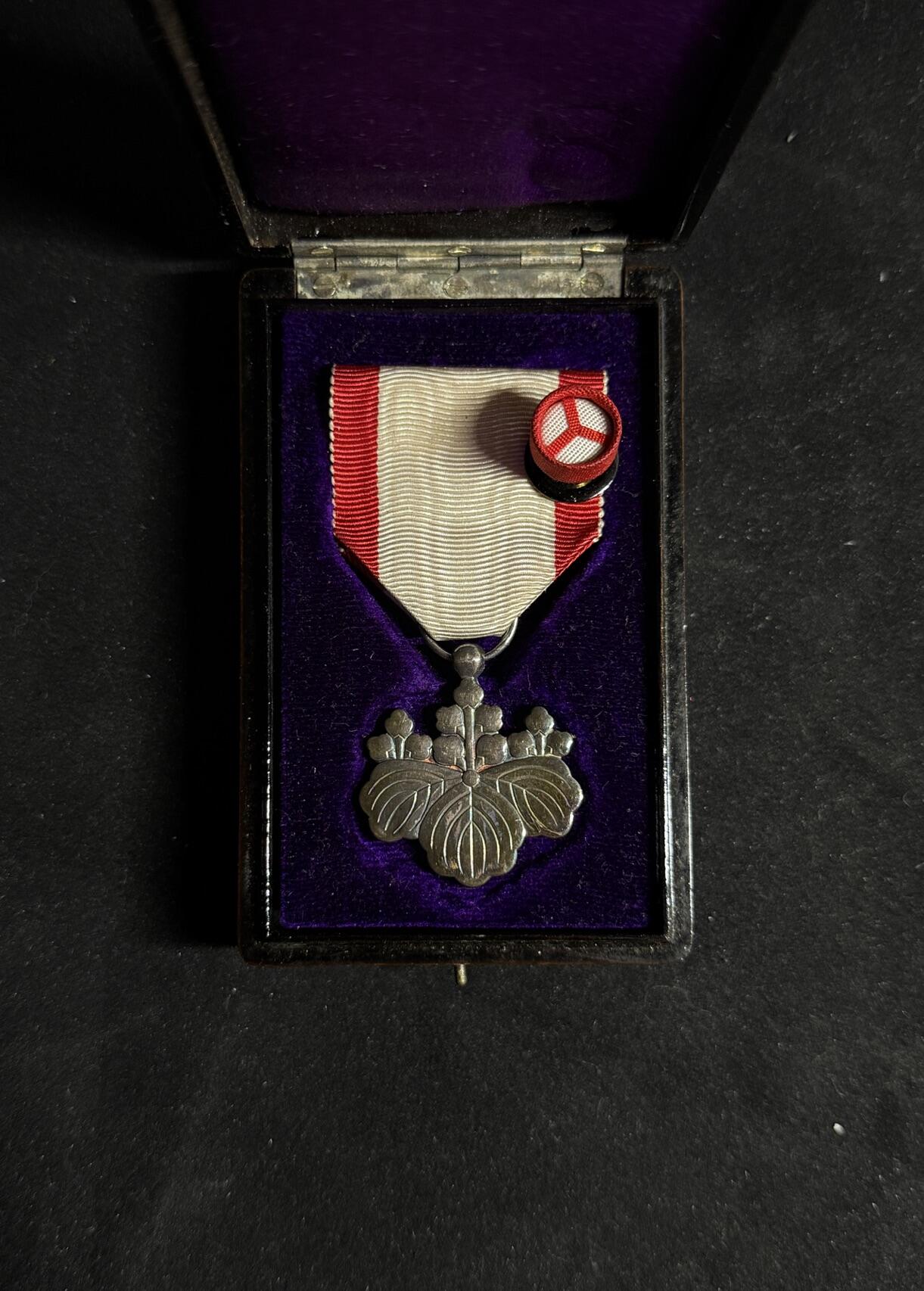 戎马世界章牌大赏第108期 勋八等白色桐叶章，银字盒，盒盖漆面有损