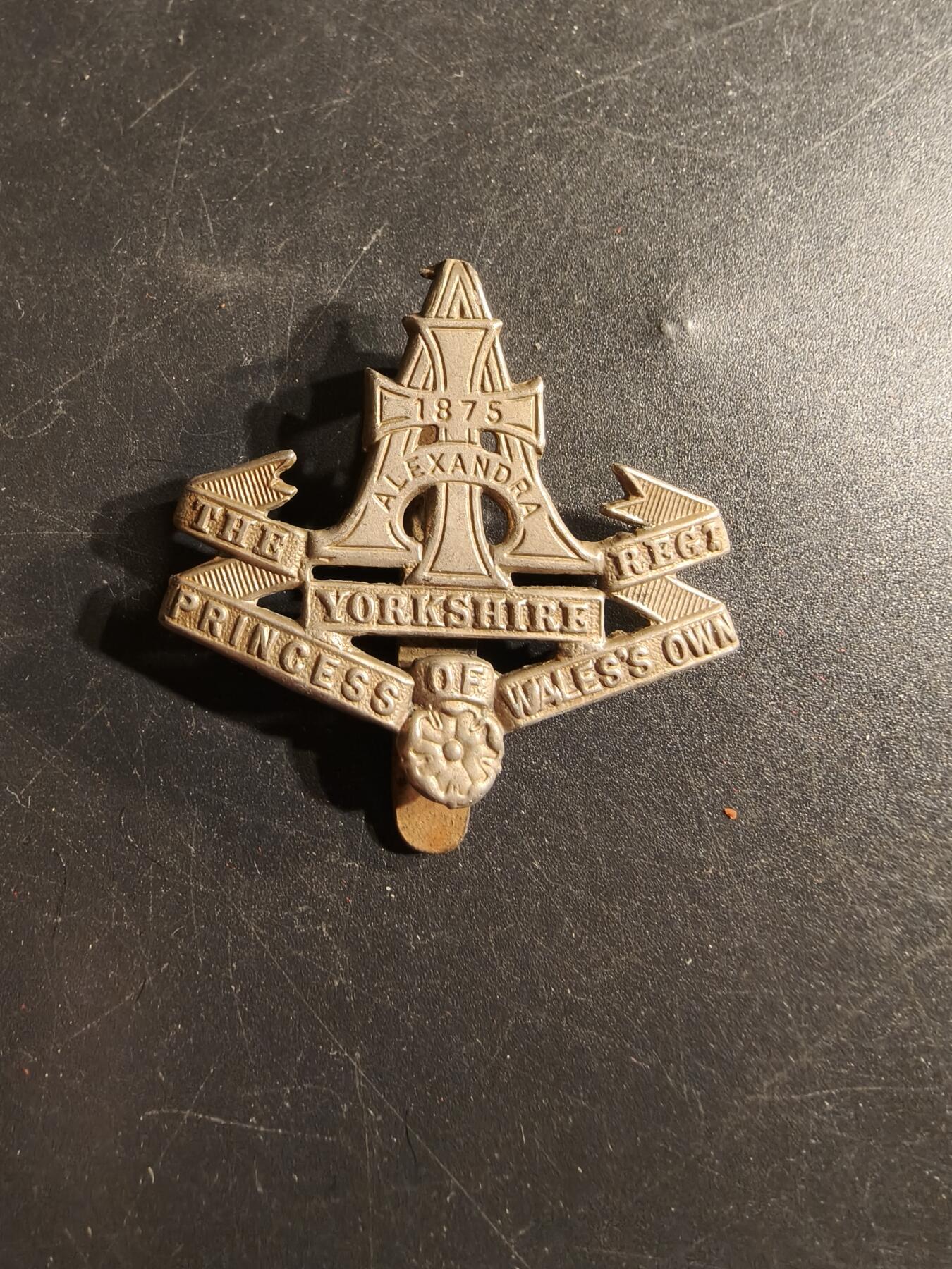 老王徽章第165期 英国皇家绿霍华德步兵团帽徽    二战时期 