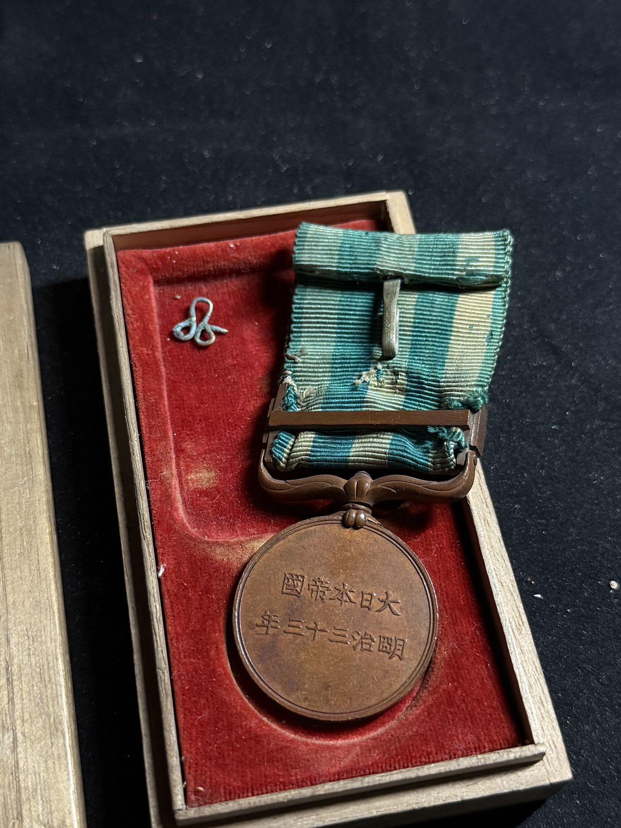 戎马世界章牌大赏第108期 勿忘国耻！明治三十三年从军记章（庚子事变），上挂有老化破损