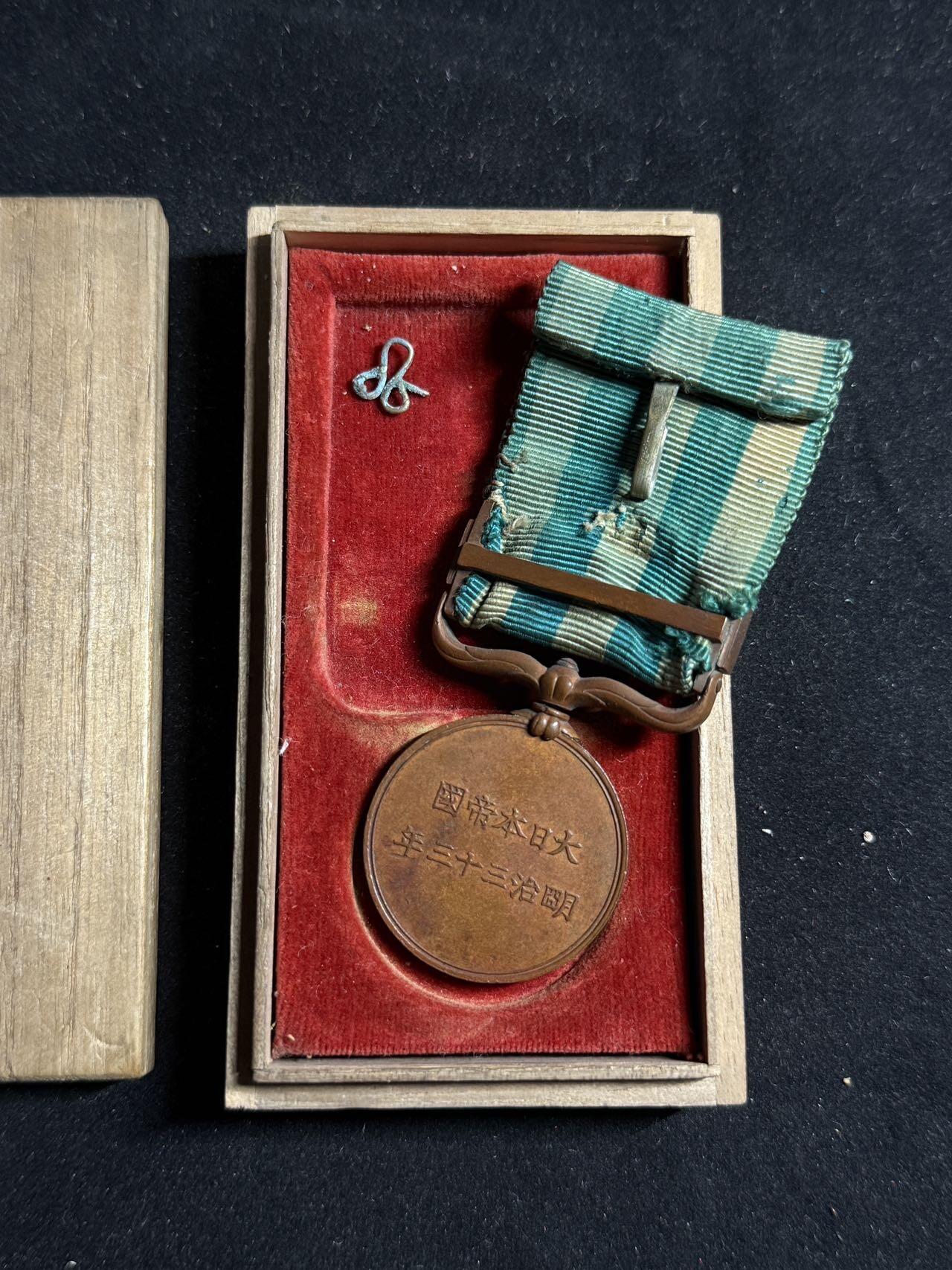 戎马世界章牌大赏第108期 勿忘国耻！明治三十三年从军记章（庚子事变），上挂有老化破损