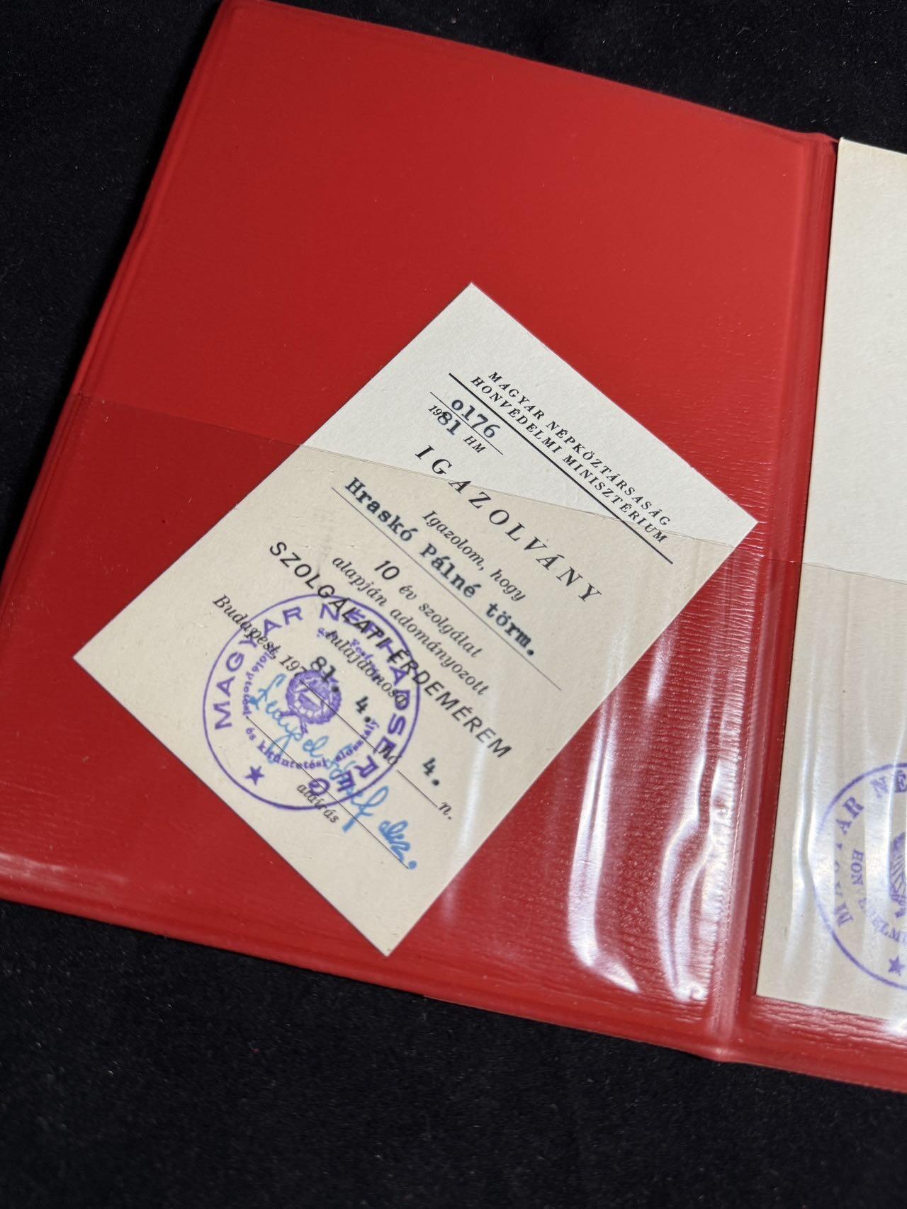 戎马世界章牌大赏第108期 匈牙利国防部授予赫拉什科女上士的服役10周年奖章证书