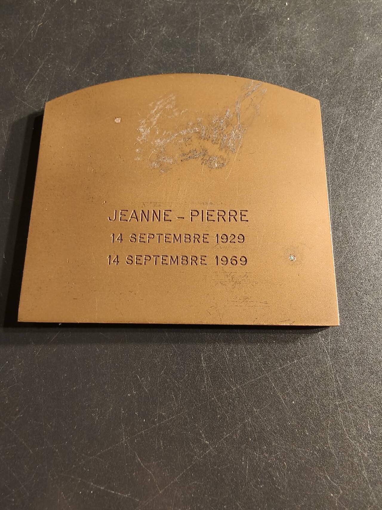 老王徽章第165期 法国金婚方形大铜章    大尺寸版本    70×68mm.   重量166.2g