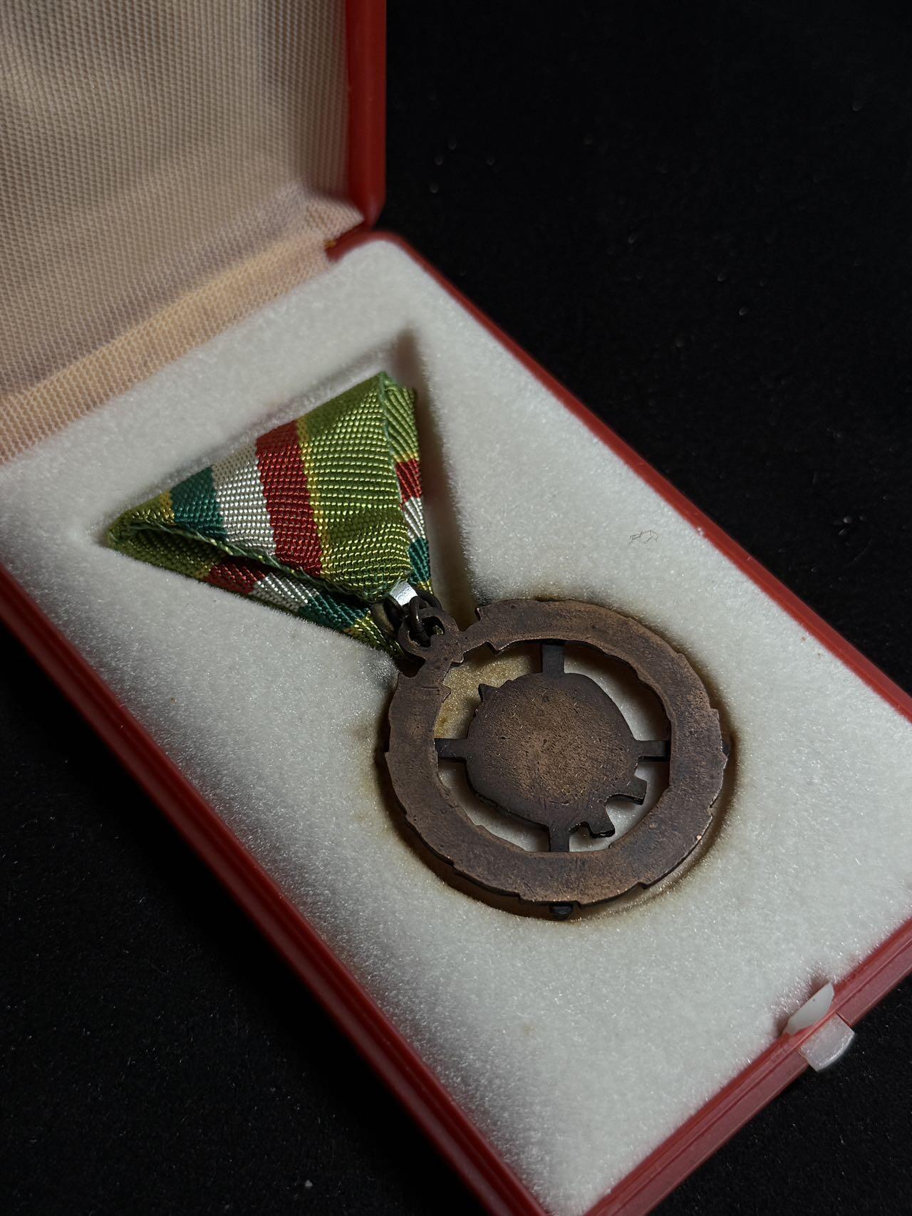 戎马世界章牌大赏第108期 匈牙利铜级巩固战斗友谊奖章