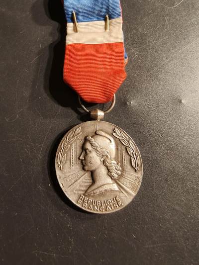 老王徽章第165期 -  法国银级铁路服务奖章    1970年实发