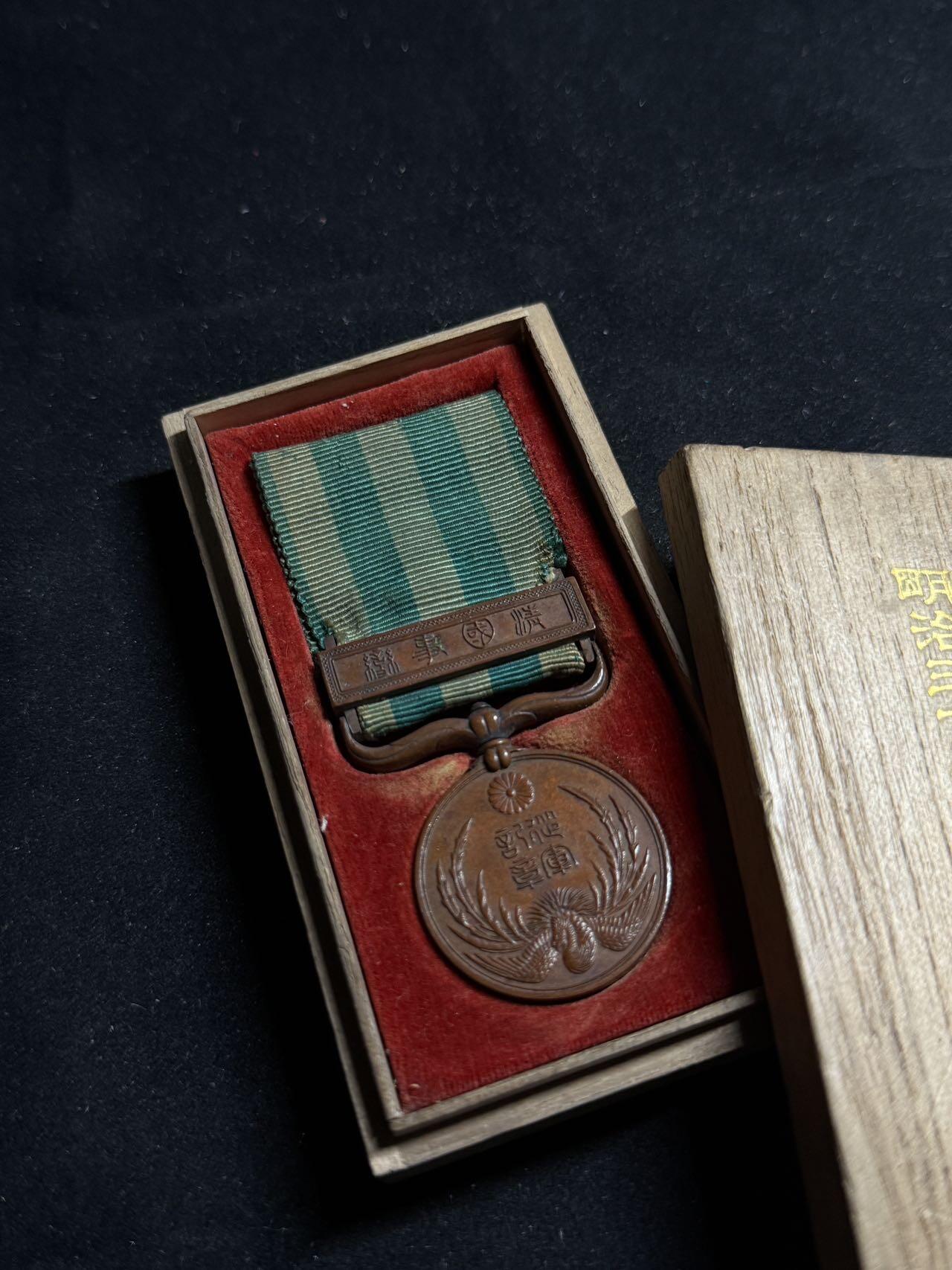 戎马世界章牌大赏第108期 勿忘国耻！明治三十三年从军记章（庚子事变），上挂有老化破损