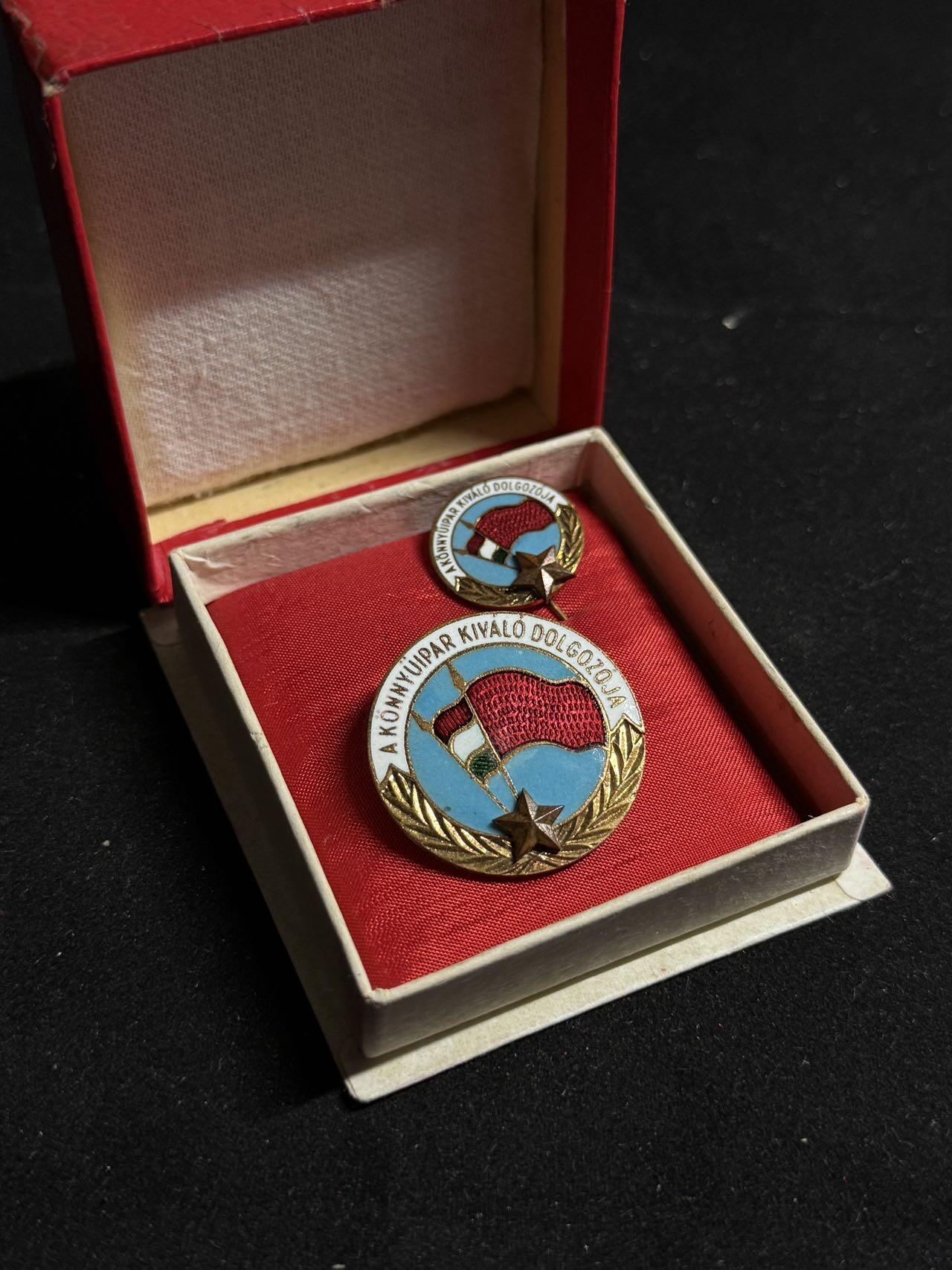 戎马世界章牌大赏第108期 匈牙利优秀轻工业劳动者奖章