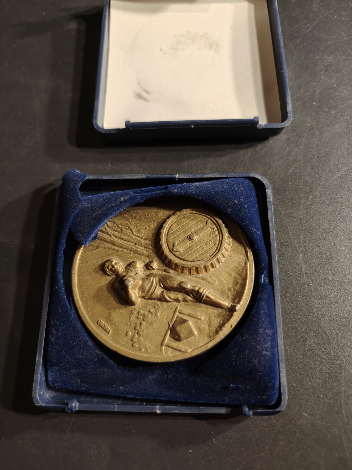 老王徽章第165期  法国田径越野纪念章    原盒损坏    直径66mm.   重量113.2g