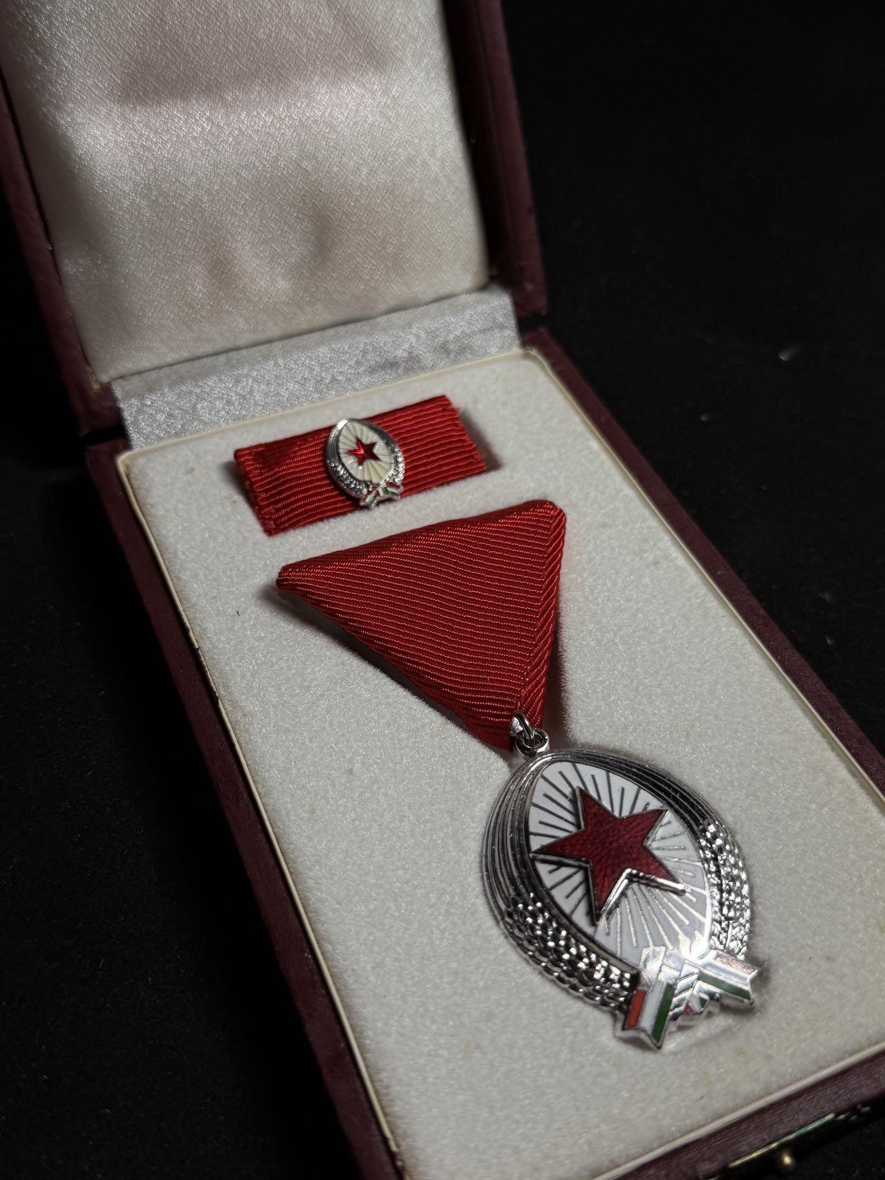 戎马世界章牌大赏第108期 匈牙利银级劳动勋章，盒子表面有破损