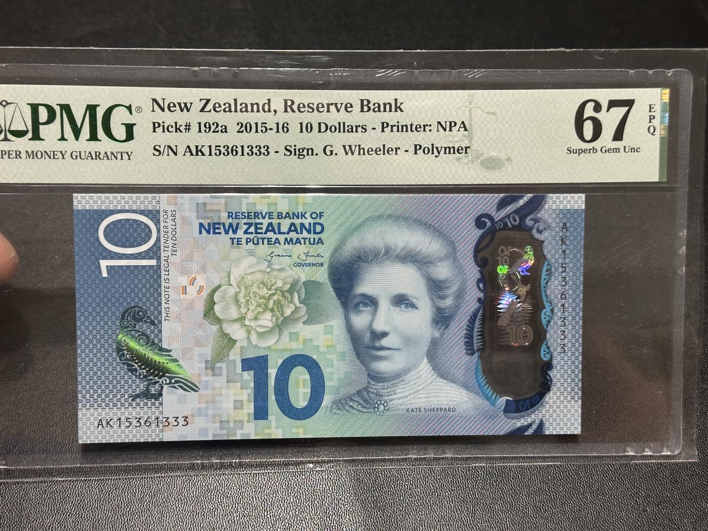 《外钞收藏家》第五百八十七期（精选场）（本平台长期征集拍品、欢迎藏友们联系合作） 2015年新西兰10元 PMG67 无47 豹子号333