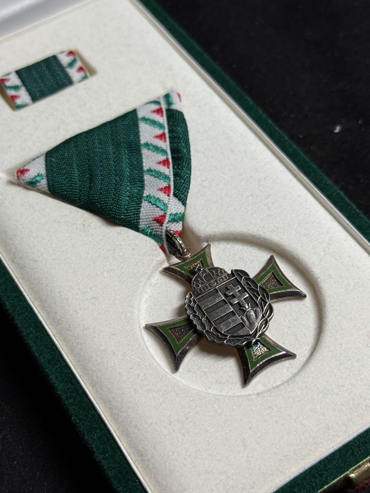 戎马世界章牌大赏第108期 匈牙利二级国防功绩勋章