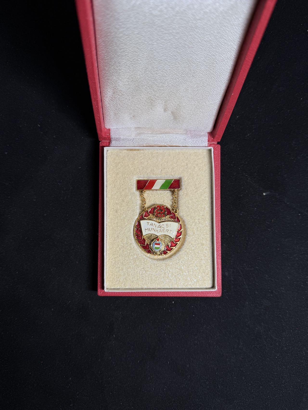 戎马世界章牌大赏第108期 匈牙利议会工作25年纪念章