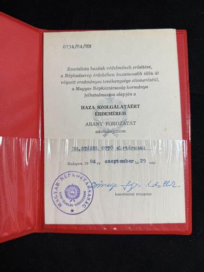 戎马世界章牌大赏第108期 - 授予斯塔贝尔.奥拓博士的金级为祖国服役功勋奖章证书，奥拓博士是匈牙利人民军中研究心理学的专家，写有《我们塑造人类的工作》等书