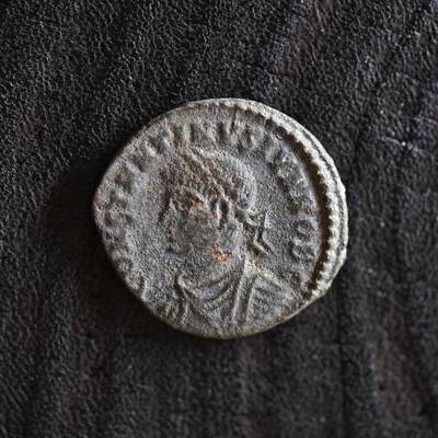 【良泉】第42期【自动场】12月4日晚19.30点开拍！99枚域外古代钱币专场  - 【少见面左版】公元335-337年【古罗马】君士坦丁二世，凯撒头衔“军塔营门”铜币，2.83克