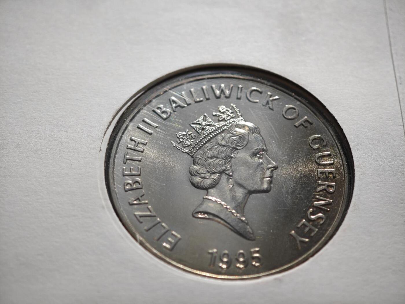 【淘币小摊】限时拍第八百零七拍  克朗币邮币封场  满百包邮可预留两周  周一统一发货   根西岛1995年女王母亲95周岁5镑纪念币邮币封