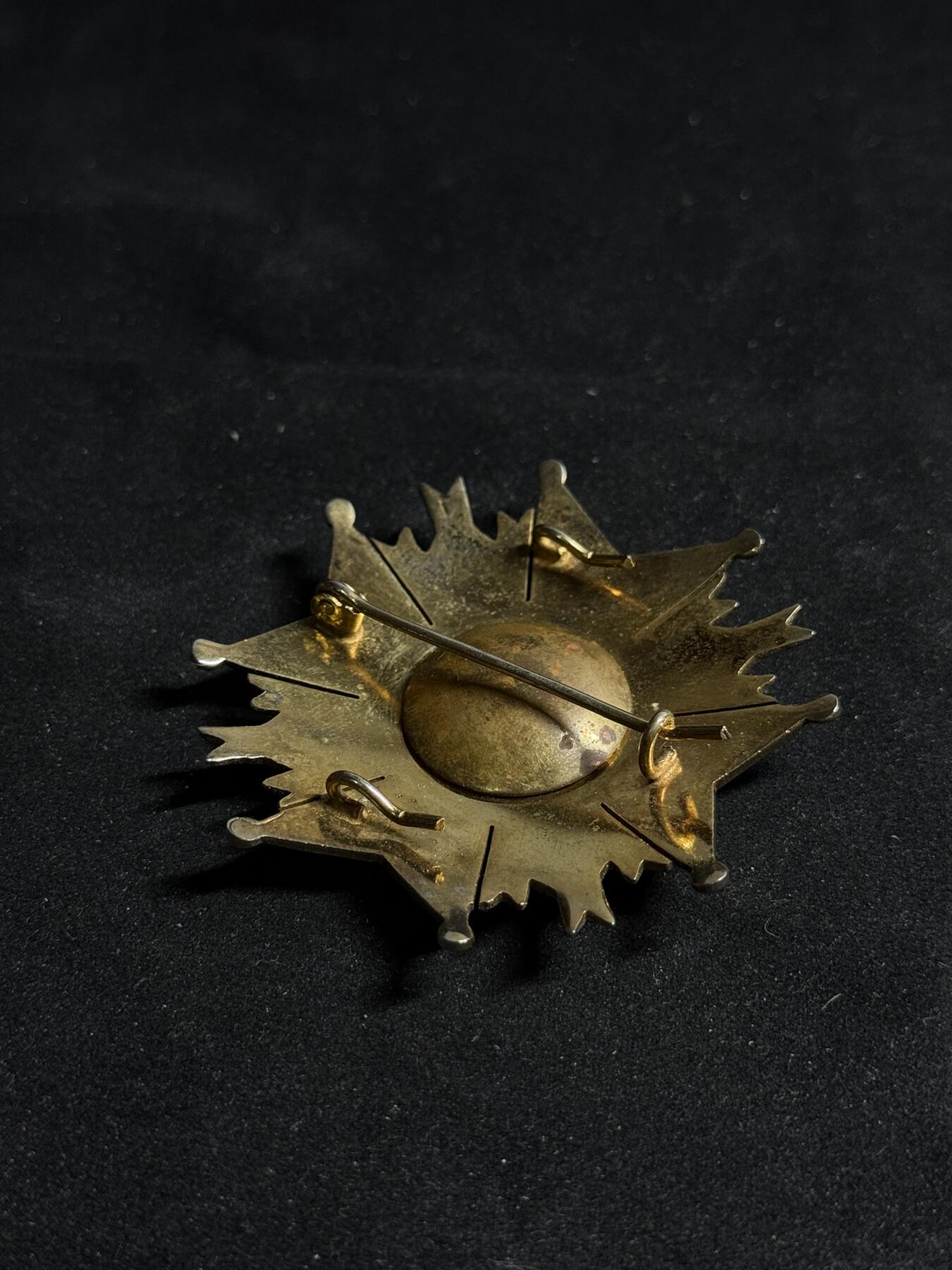 戎马世界章牌大赏第108期 西班牙圣埃尔曼希尔多勋章，星芒章，后期铜制版本