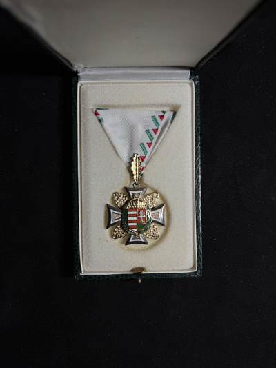 戎马世界章牌大赏第108期 - 匈牙利一级军官服役奖章