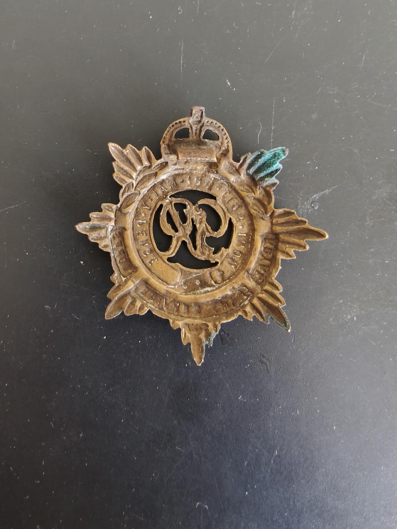 老王徽章第165期 英国皇家陆军服务兵帽徽     二战时期    背杆损坏