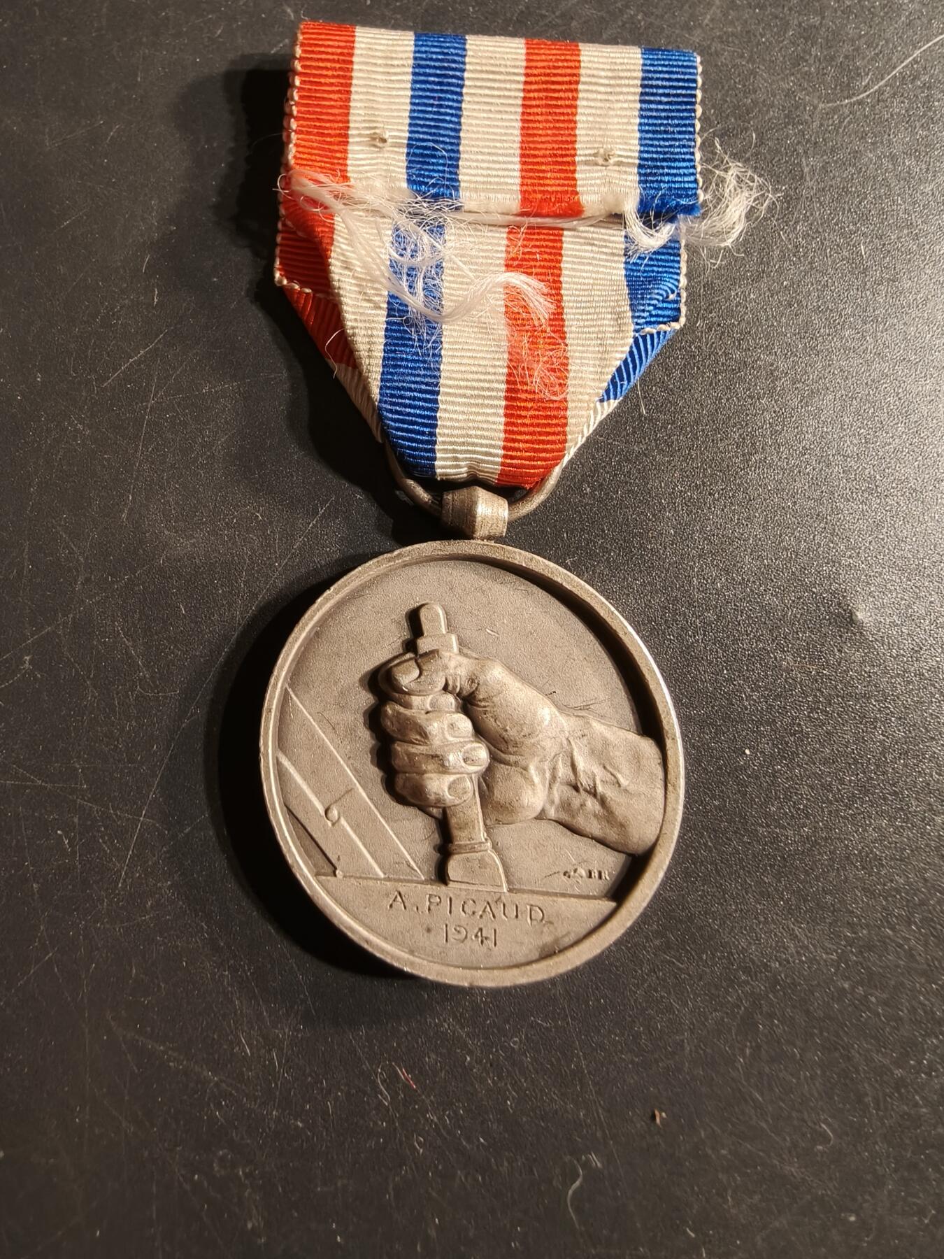 老王徽章第165期 法国银级铁路服务奖章    1941年实发    维希版 