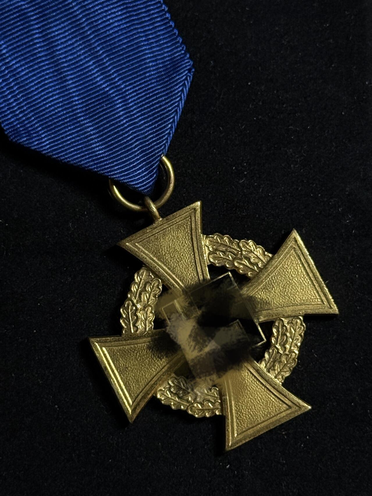 戎马世界章牌大赏第108期 铭记历史！德国二战公务员40年服务勋章