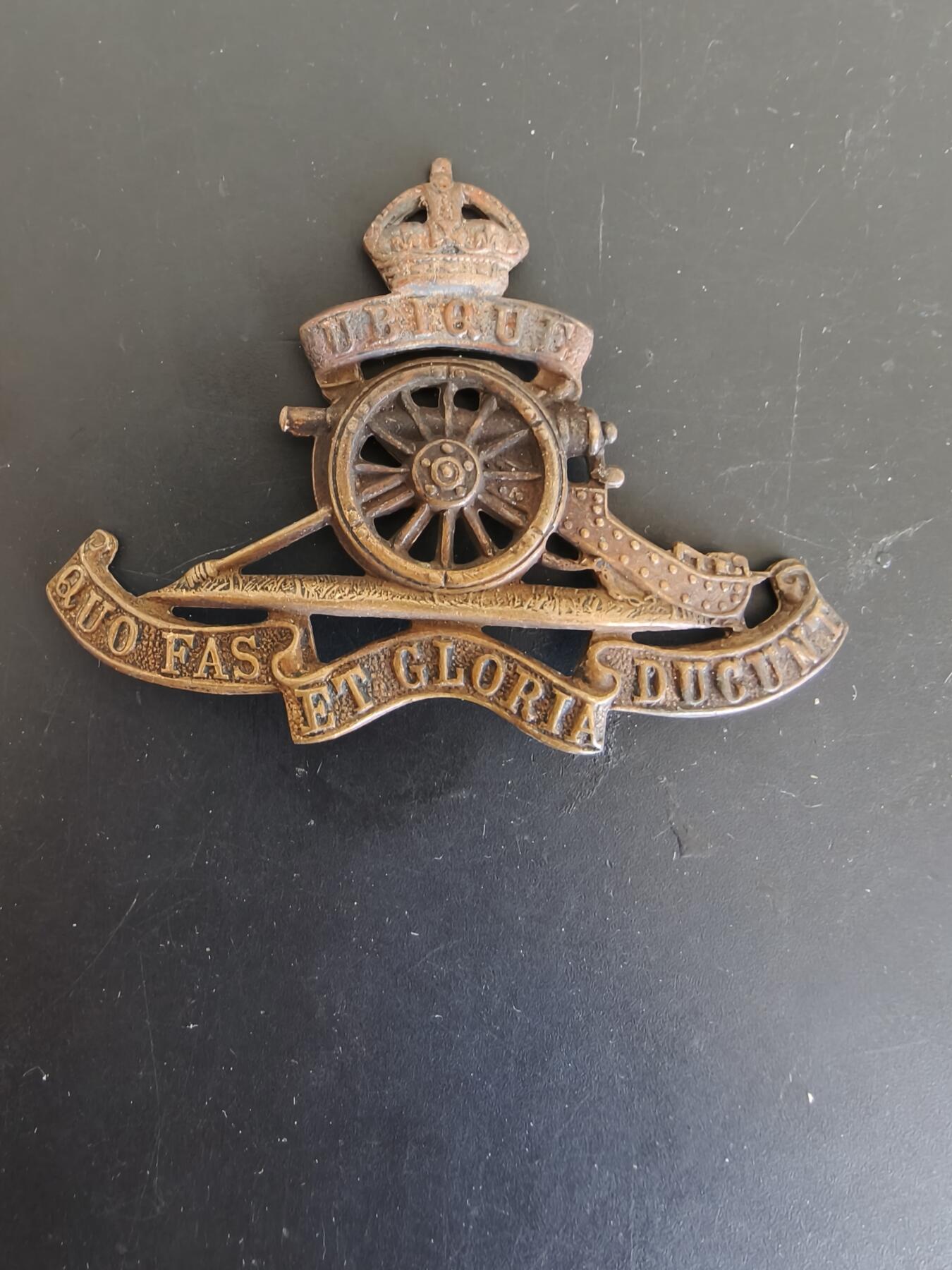 老王徽章第165期 英国皇家炮兵帽徽    背杆损坏    一战时期