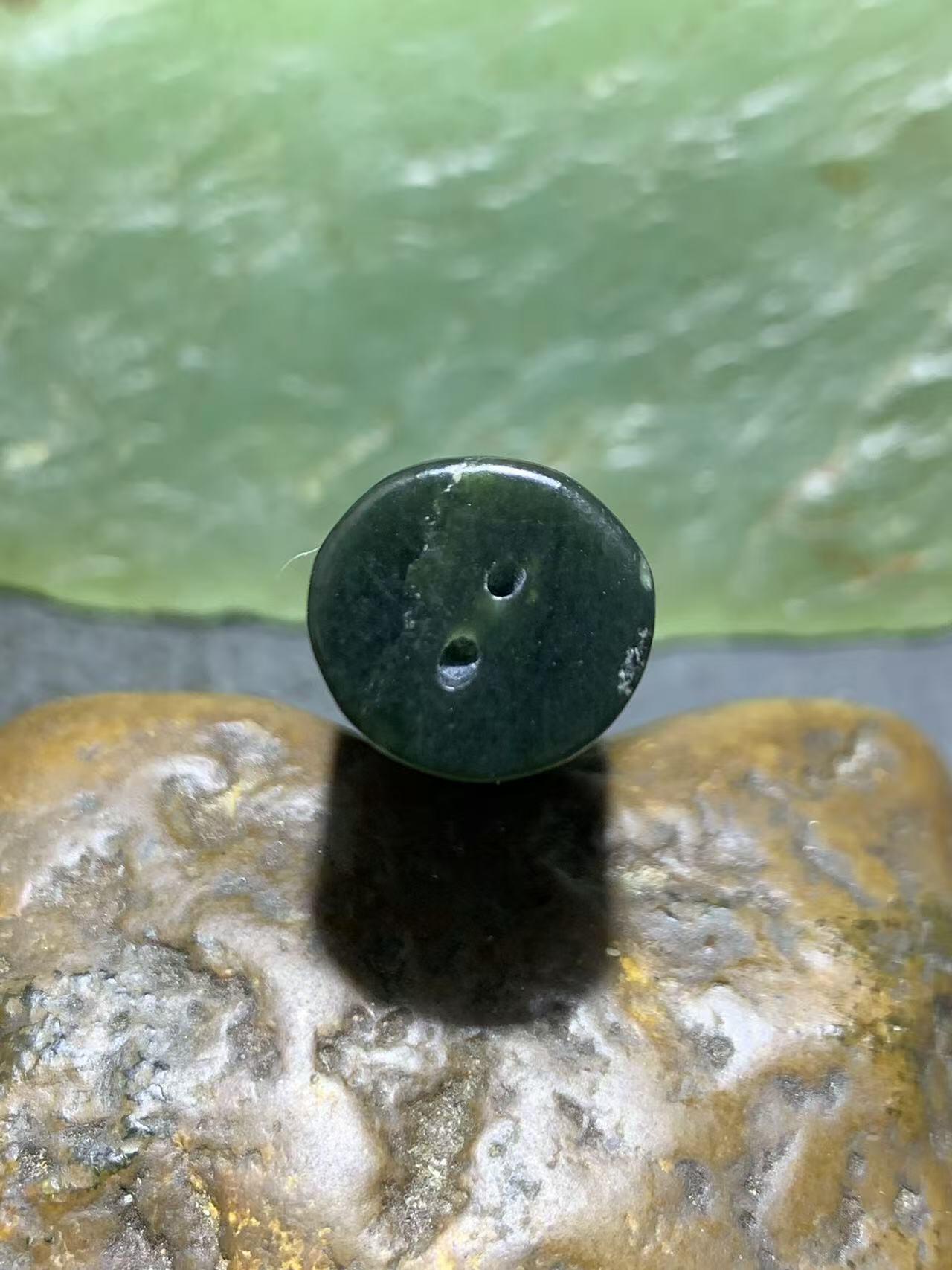 天然新疆和田青玉子 弹通货吊坠1颗，，