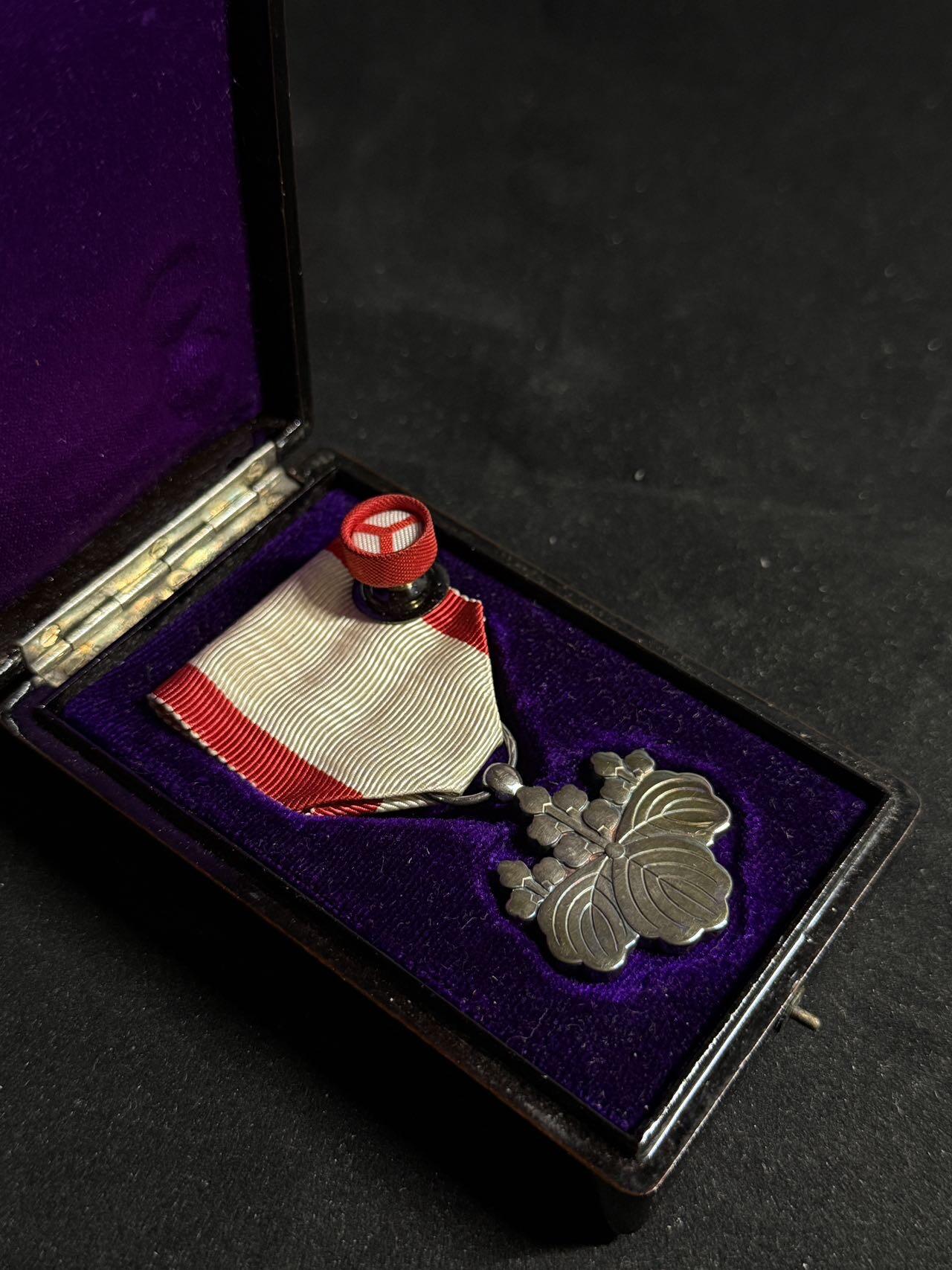 戎马世界章牌大赏第108期 勋八等白色桐叶章，银字盒，盒盖漆面有损