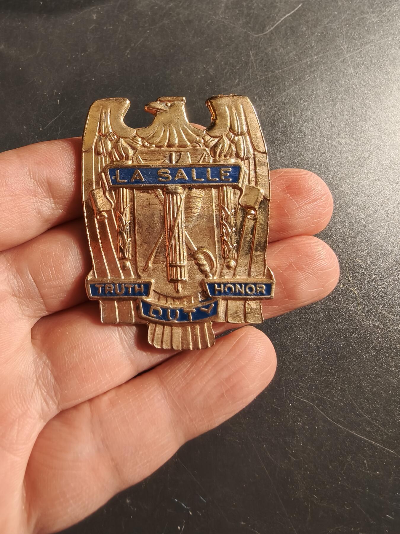 老王徽章第165期 美国拉沙尔军事学院大檐帽帽徽 