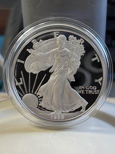 第182期拍卖 - 美国2019年鹰洋行走女神1盎司精制纪念银币，999银，有氧化