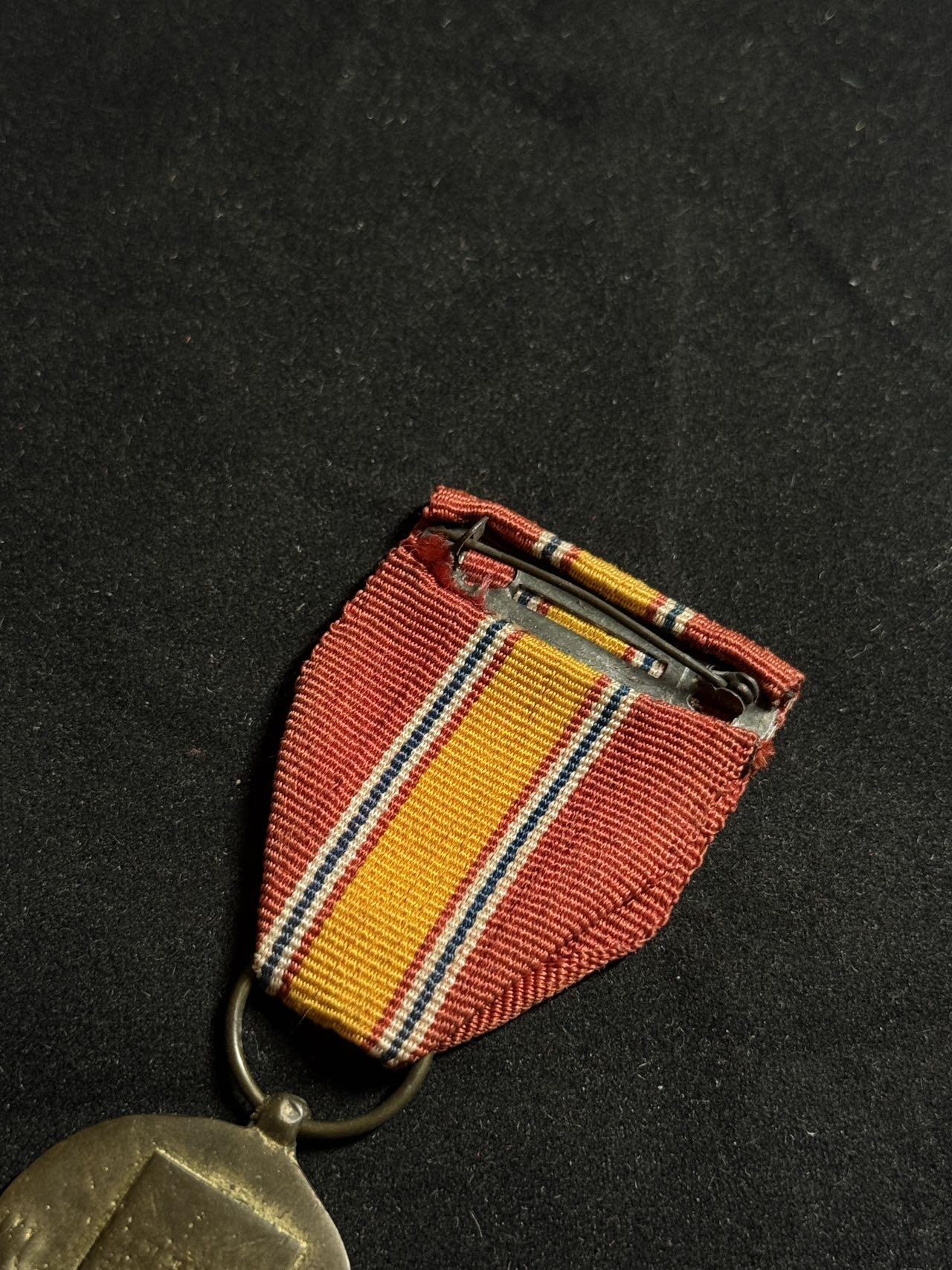 戎马世界章牌大赏第108期 美国国防服役勋章 少见南越制造版本，授予越南战争时期在美军中服役的南越人