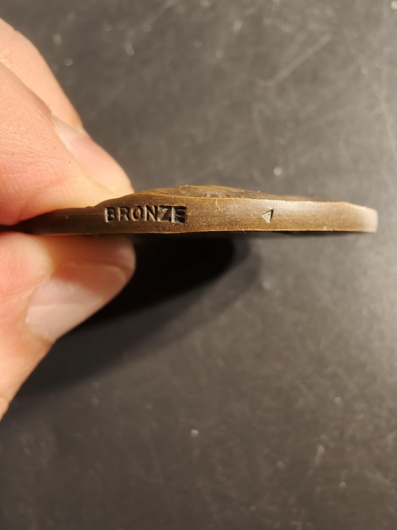 老王徽章第165期 法国陆军军官学校预备役军官射击竞赛大铜章     带盒子     公鸡头玛丽安娜    高浮雕     直径50mm.    重量47.8g