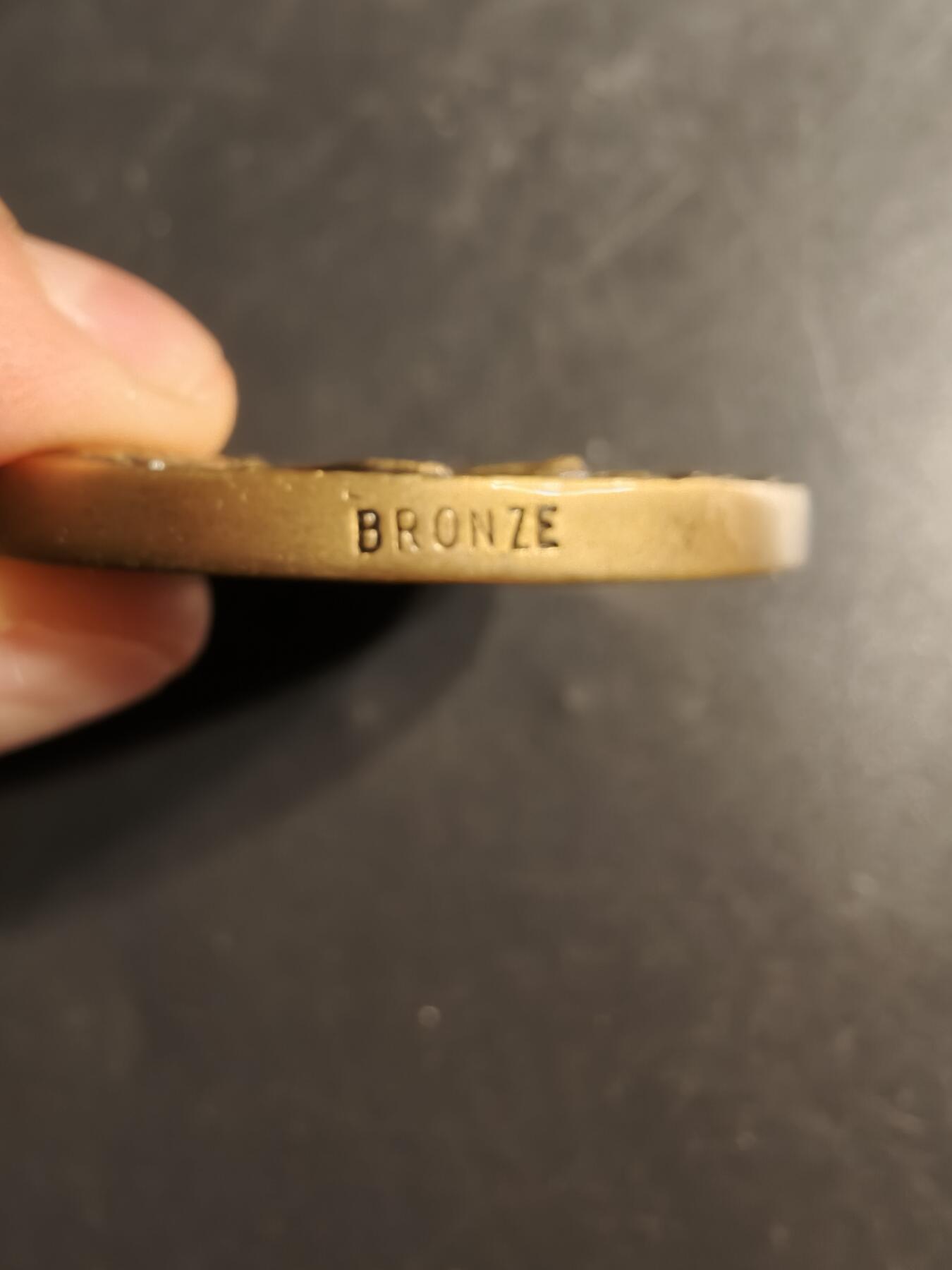 老王徽章第165期  法国阿列市议会大铜章     原盒     高浮雕   装饰风格   直径66mm.   重量107.8g