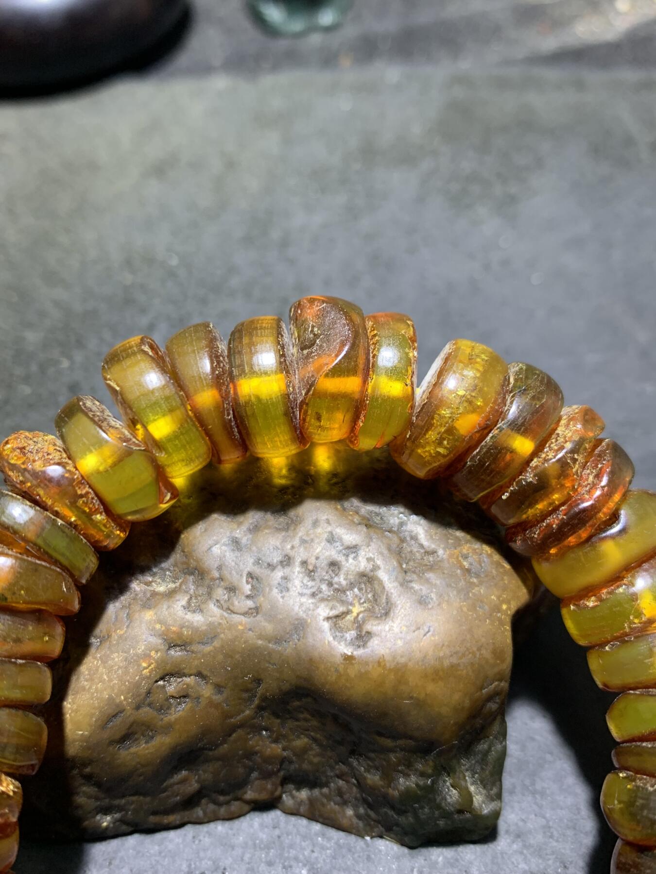 天然原矿俄料蜜蜡原皮随形手串1条！