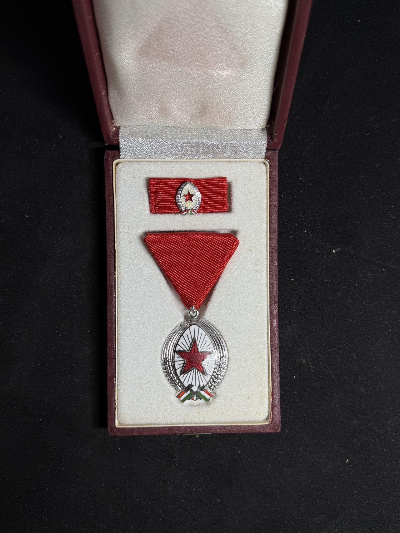 戎马世界章牌大赏第108期 匈牙利银级劳动勋章，盒子表面有破损