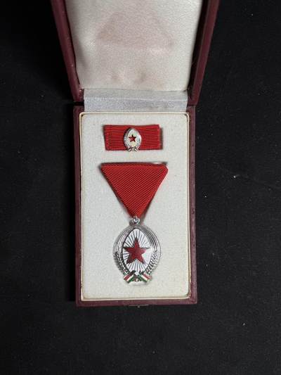 戎马世界章牌大赏第108期 - 匈牙利银级劳动勋章，盒子表面有破损