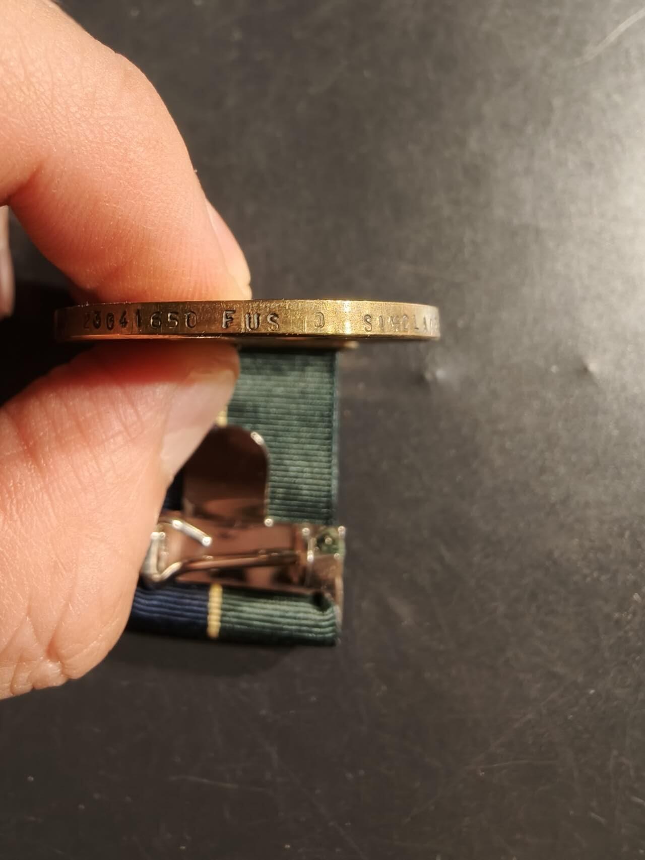 老王徽章第165期 英国皇家高地燧发枪团50周年纪念章     原盒带边铭