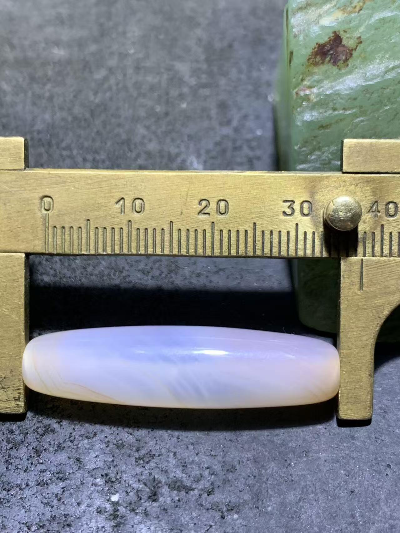 高玉化通货缠丝玛瑙桶珠一颗，，。