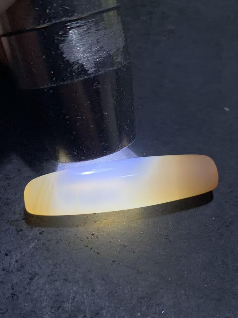 高玉化通货缠丝玛瑙桶珠一颗，，。