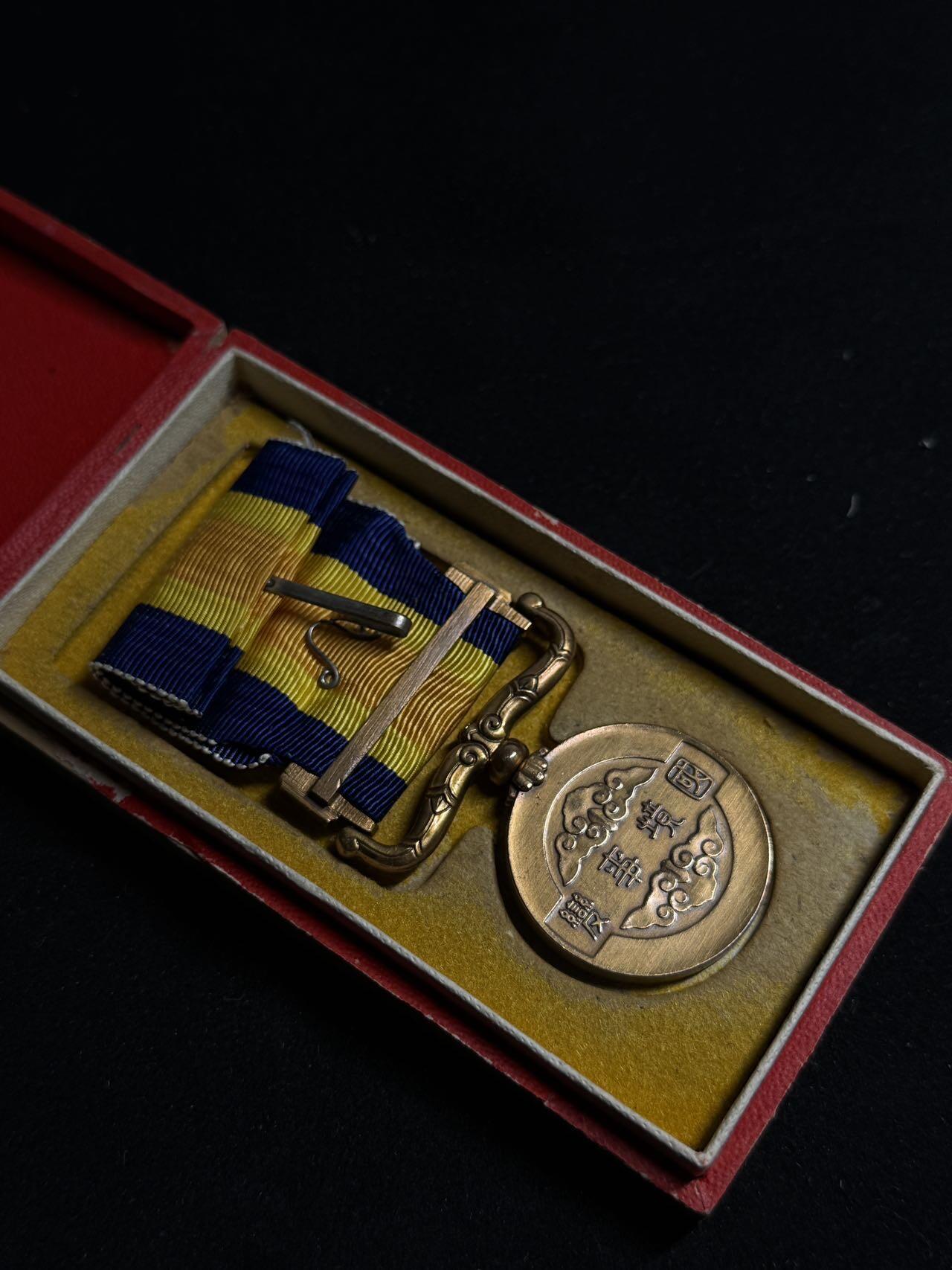 戎马世界章牌大赏第108期 无望国耻！伪满洲国国境事变从军记章，盒子有严重破损