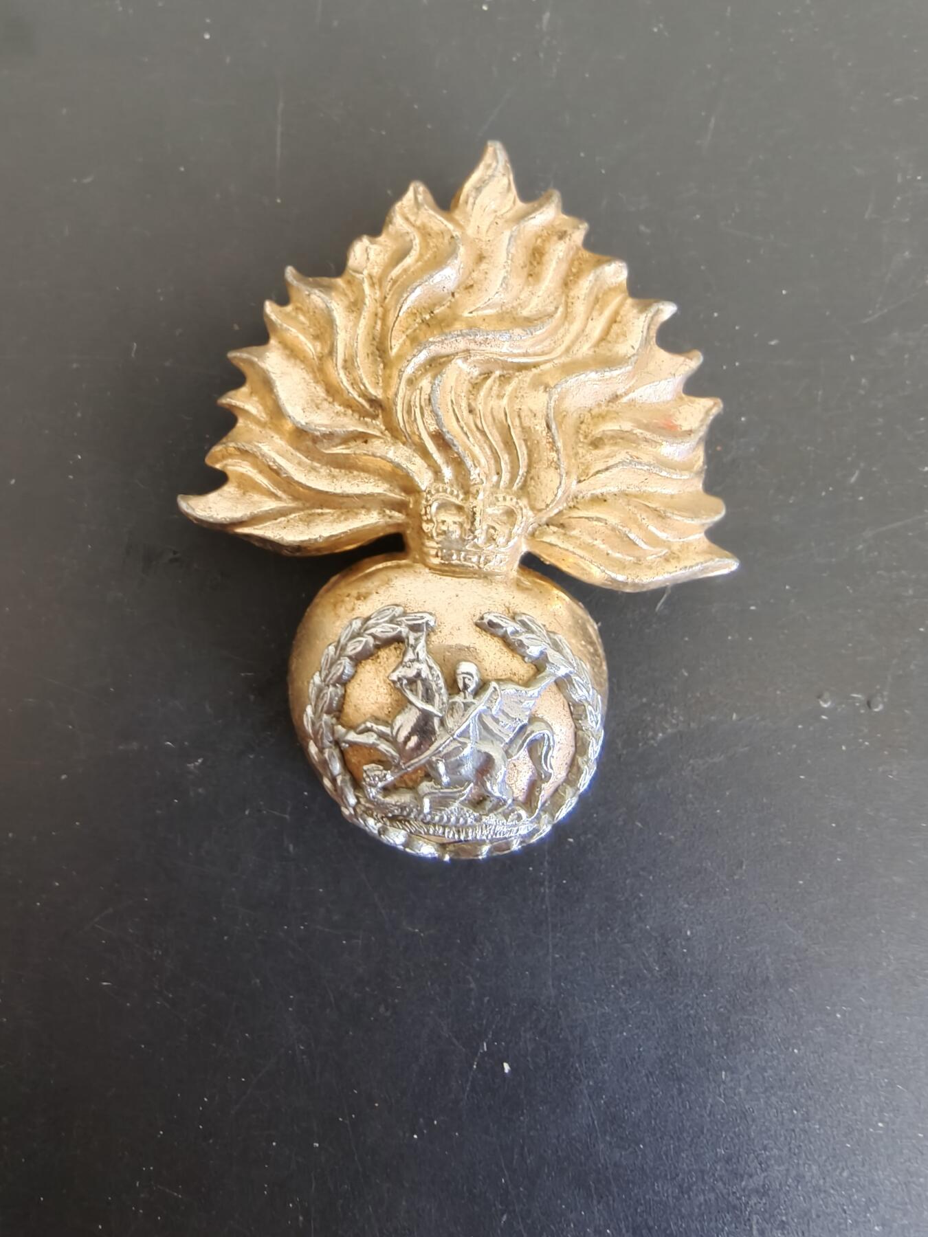 老王徽章第165期 英国皇家燧发枪团帽徽    女王时期    背杆损坏