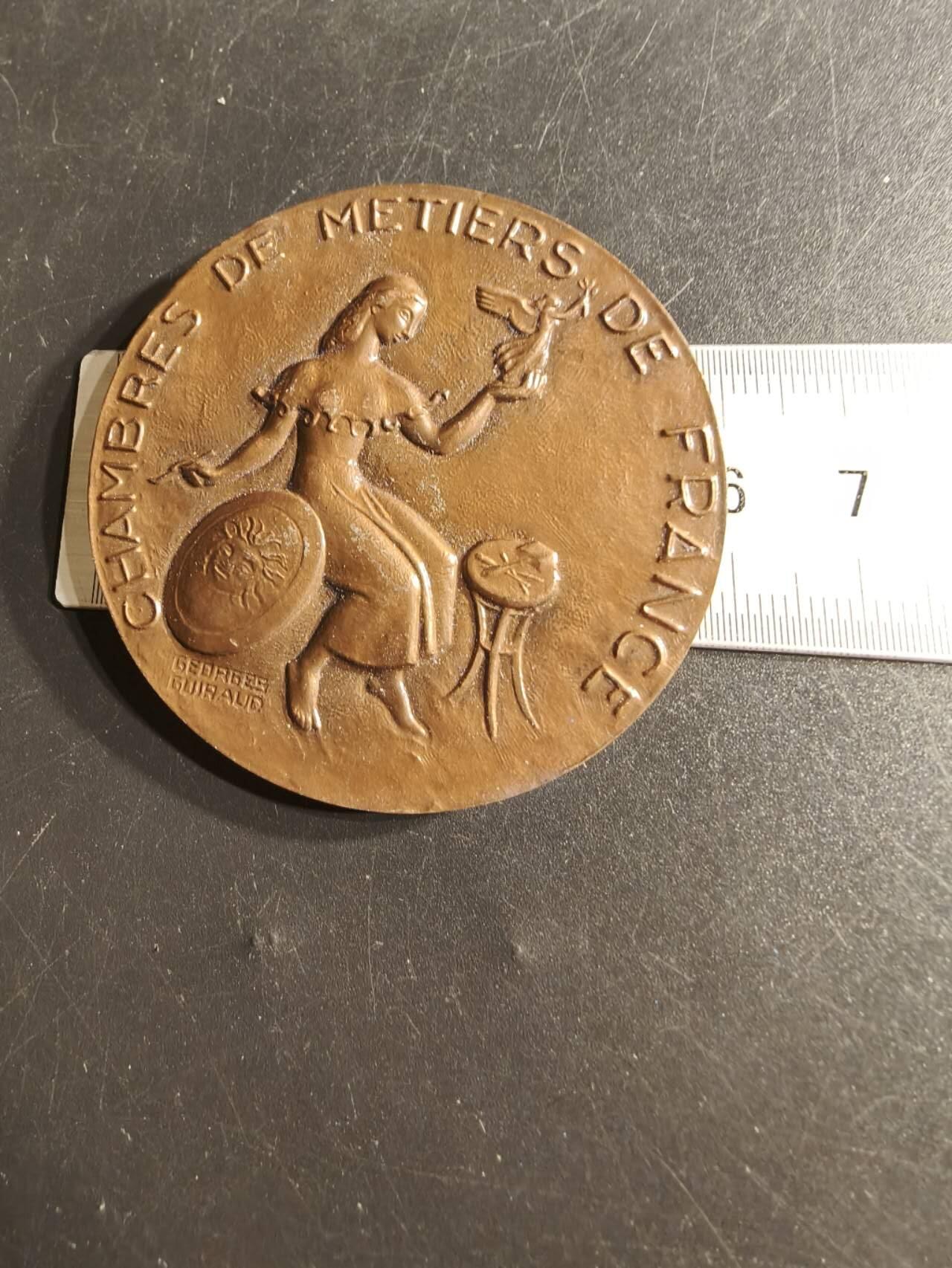 老王徽章第165期 法国手工艺人协会大铜章     原盒     直径58mm.    重量96.6g