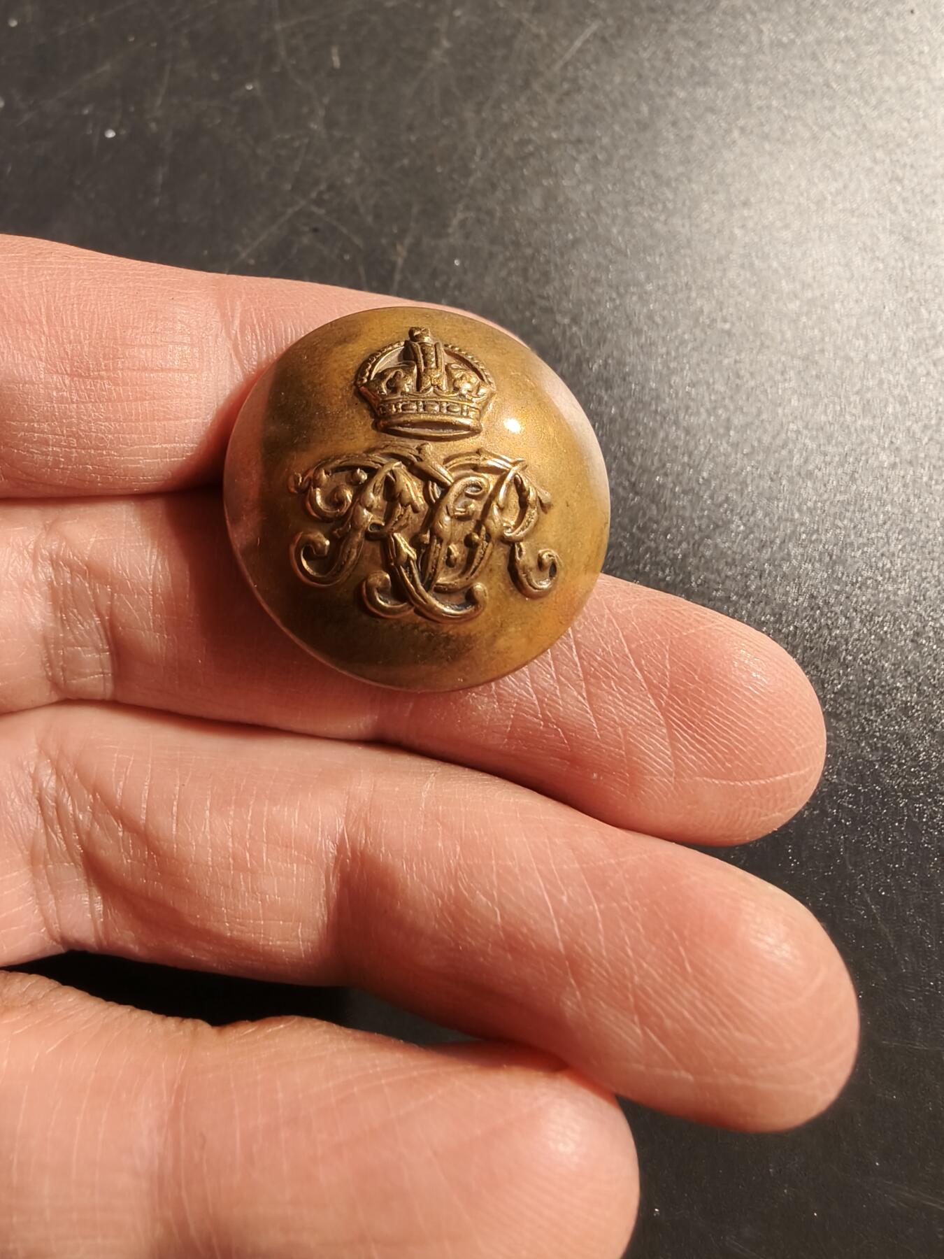 老王徽章第165期 英国皇家坦克团、总务团铜扣一组    二战时期    坦克团24mm总务团21mm 