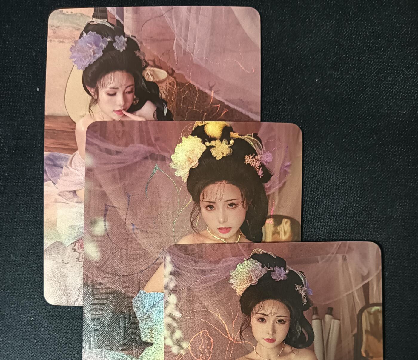 花开卡拍第53期（12月28号周日截拍，品控勿拍!!!拍品不寄存，运费5元，自制卡难免瑕疵，可能存在轻微撞角爆边等出厂瑕疵，品控介意勿拍！） 墨卡 cos 白纱 彩闪3张 艺术版